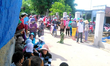 Rất đông người dân địa phương đến nghe ngóng, bàn tán.