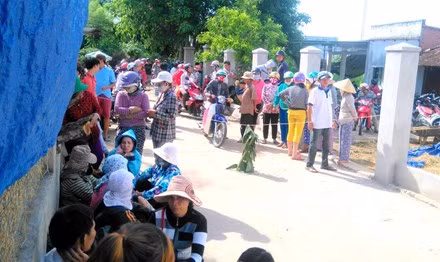 Rất đông người dân địa phương đến nghe ngóng, bàn tán.