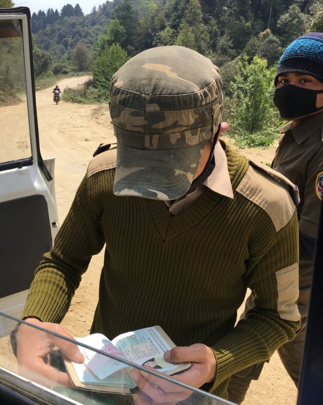 Cảnh sát địa phương kiểm tra hộ chiếu của du khách muốn vào Ziro. Cảnh sát địa phương kiểm tra hộ chiếu của du khách muốn vào Ziro.