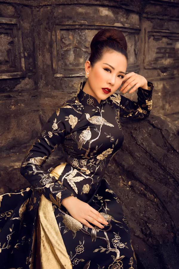 Hoa hậu Phu nhân Thế giới người Việt 2012 Thu Hoài mặc áo dài gấm họa tiết nhũ vàng.