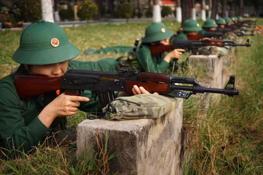 Trong tiết trời nắng nóng trên thao trường, những nữ chiến sĩ vẫn miệt mài luyện tập trên bệ bắn.