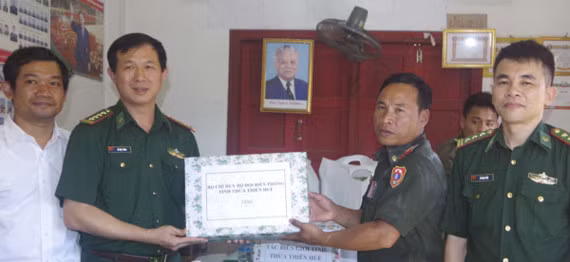  Bộ đội Biên phòng tỉnh Thừa Thiên - Huế cùng nhân dân bản Ka Lô (Lào) chung vui cùng điệu múa Lăm Vông