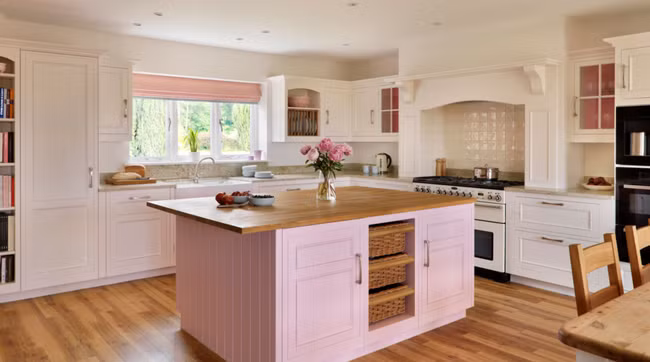 Căn bếp ngọt ngào với hồng phấn.