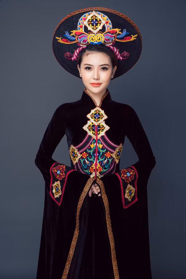 Nữ hoàng sắc đẹp Toàn cầu 2016 Ngọc Duyên diện áo nhung đen có họa tiết thổ cẩm.