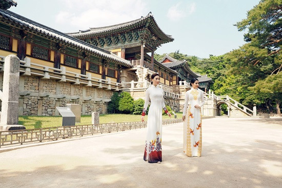 BST trung thành với kiểu dáng áo dài truyền thống, sử dụng kỹ thuật ép nhiệt hiện đại kết hợp cùng nghệ thuật thêu tay truyền thống, nhằm tạo nên những hình ảnh 3D sống động. BST trung thành với kiểu dáng áo dài truyền thống, sử dụng kỹ thuật ép nhiệt hiện đại kết hợp cùng nghệ thuật thêu tay truyền thống, nhằm tạo nên những hình ảnh 3D sống động.