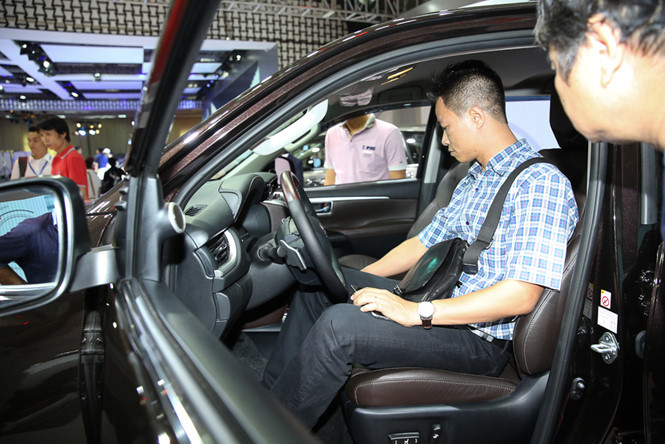 Nhiều người đang chờ sang năm 2018 mới quyết định mua sắm ô tô Nhiều người đang chờ sang năm 2018 mới quyết định mua sắm ô tô