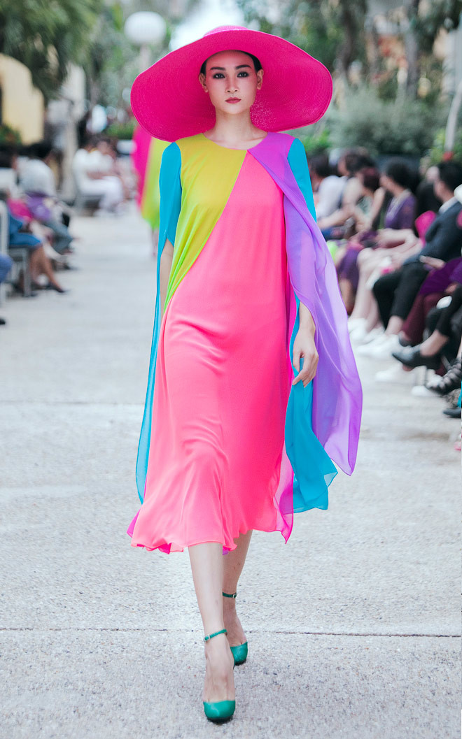 Chỉ với một chất liệu, nhưng việc truyền tải thông điệp thời trang khéo léo, cùng với đó là những phom dáng, cách phối màu cực đỉnh mang lại ánh nhìn hoàn toàn mới cho loạt thiết kế rực rỡ này. 10 Mũ rộng vành và giày cao gót mũi nhọn chính là những vũ khí giúp phái đẹp hoàn thiện một set đồ hoàn hảo trong ngày hè.