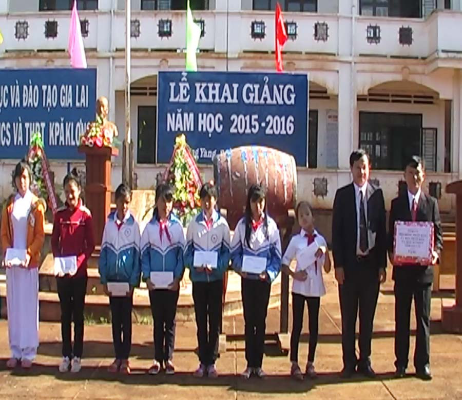  Trao học bổng cho học sinh. Ảnh: T.B