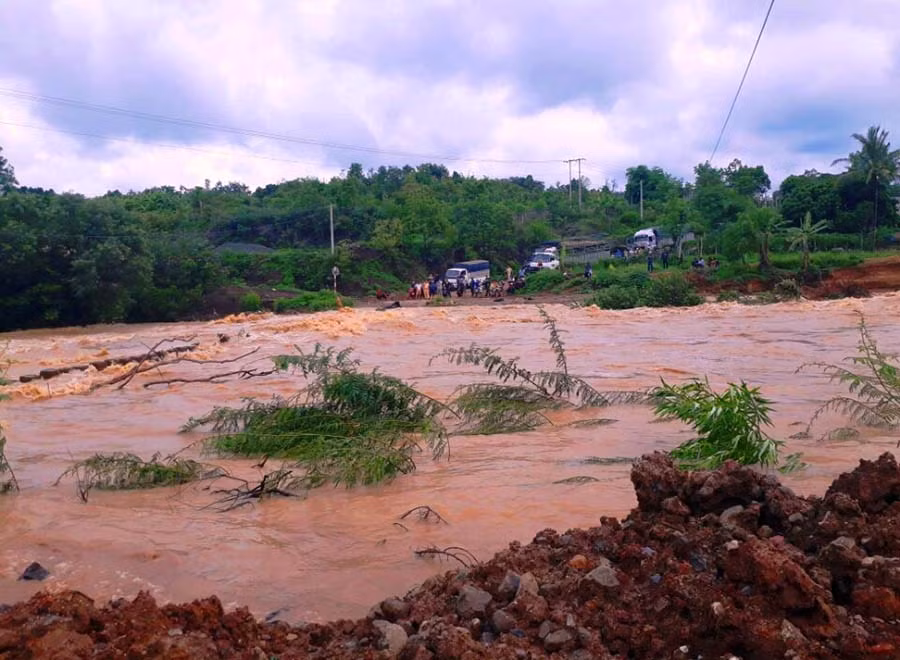  Mực nước sông Ayun lên nhanh khiến cầu tràn bị ngập. Ảnh: V.N