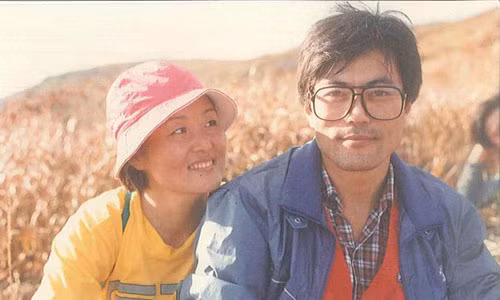 Tổng thống Moon Jae-in và phu nhân Kim Jung-sook thời trẻ. Ảnh: Reuters Tổng thống Moon Jae-in và phu nhân Kim Jung-sook thời trẻ. Ảnh: Reuters