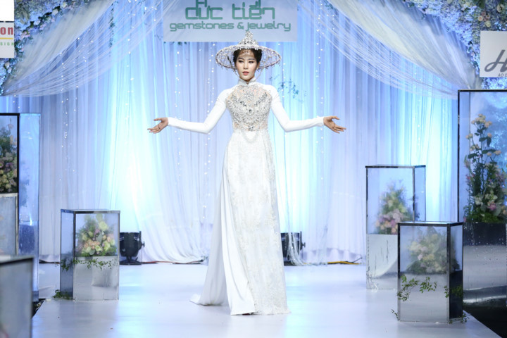 “Ảnh hậu” Miss Earth 2016 Nam Em diện áo dài và múa vài điệu múa uyển chuyển khi trình diễn. 1