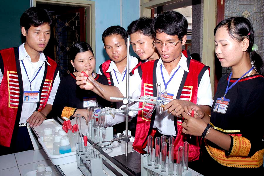 Học sinh Trường Phổ thông Dân tộc Nội trú tỉnh trong giờ thí nghiệm. Ảnh: Đức Thụy