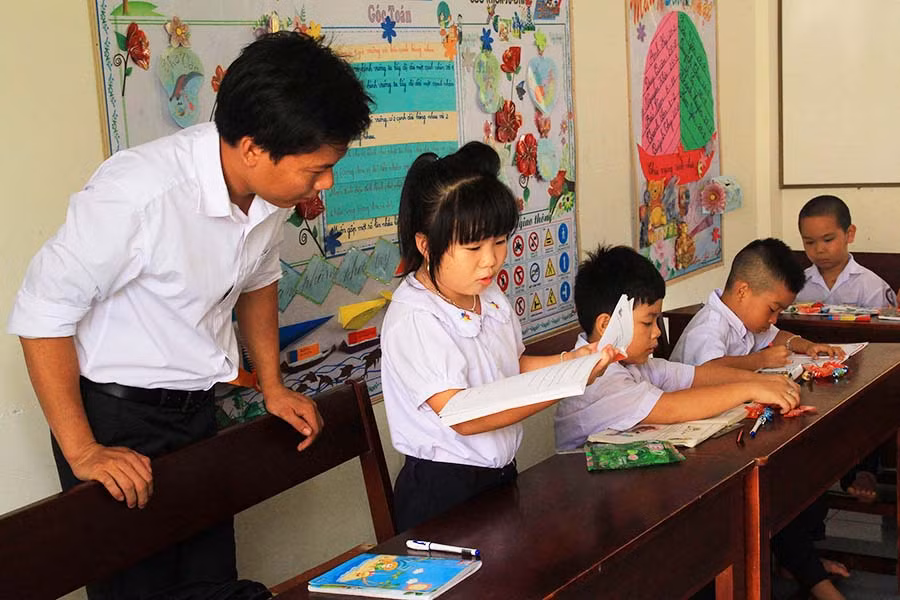 Trẻ em ở Quần đảo Trường Sa thích thú đọc những quyển sách mới do Công ty Lịch Xuân Phương Nam tặng.Ảnh: Hoàng Liêm