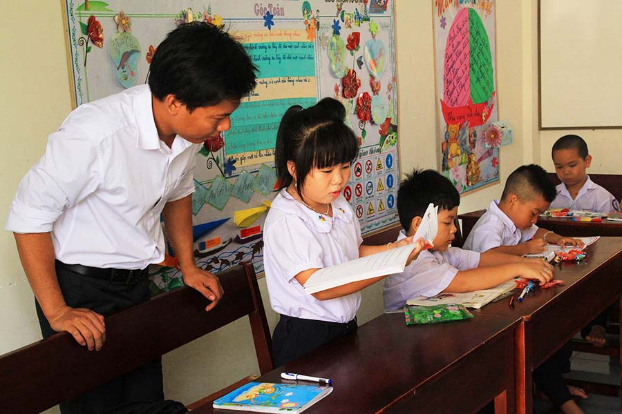 Trẻ em ở huyện đảo Trường Sa thích thú đọc những quyển sách mới do Công ty Lịch Xuân Phương Nam tặng.Ảnh: Hoàng Liêm Trẻ em ở Quần đảo Trường Sa thích thú đọc những quyển sách mới do Công ty Lịch Xuân Phương Nam tặng.Ảnh: Hoàng Liêm