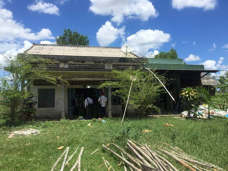 Ngôi nhà nghi can cố thủ Ngôi nhà nghi can cố thủ