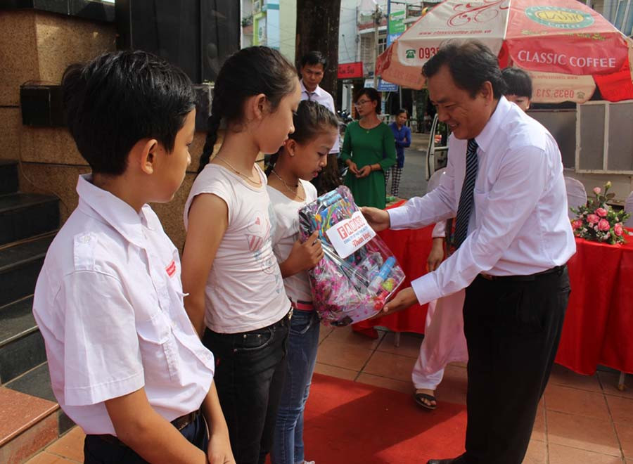 Đại diện Nhà sách FAHASA tặng quà cho các em thiếu nhi. Ảnh: P.L Đại diện Nhà sách FAHASA tặng quà cho các em thiếu nhi. Ảnh: P.L