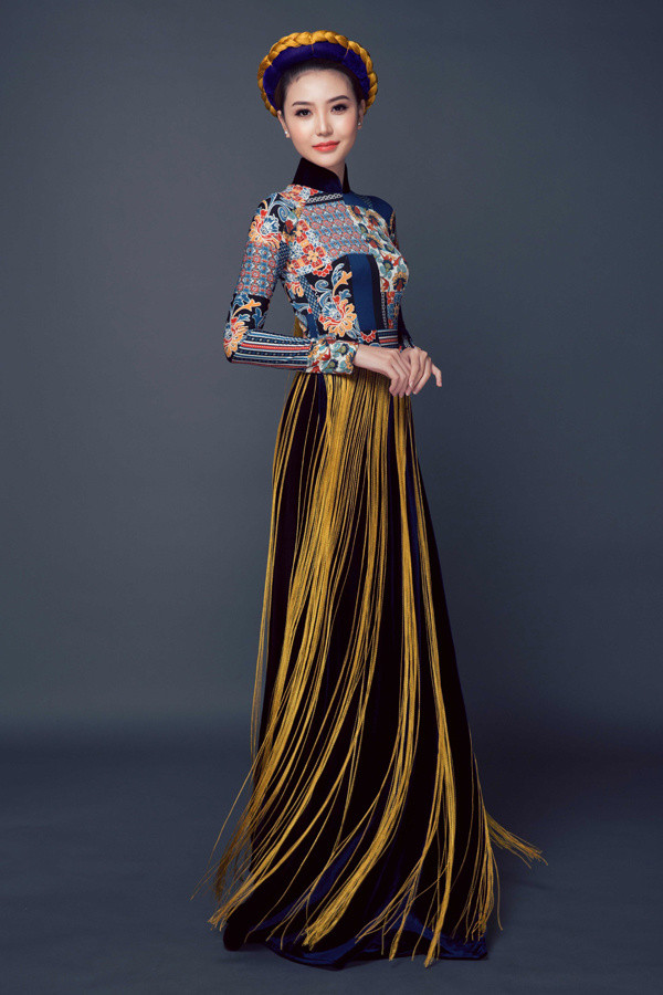 Cô thể hiện một thiết kế khác có phần tua rua ở tà áo.