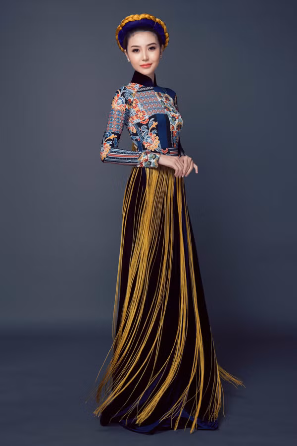 Cô thể hiện một thiết kế khác có phần tua rua ở tà áo.