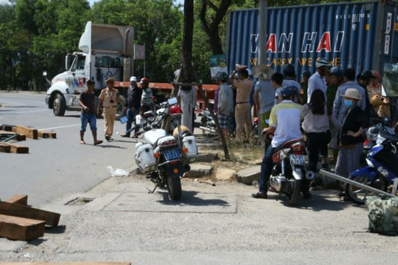 Lực lượng CSGT và Kiểm lâm quận Cẩm Lệ có mặt để điều tiết giao thông, điều tra nguyên nhân và xác định nguồn gốc gỗ.