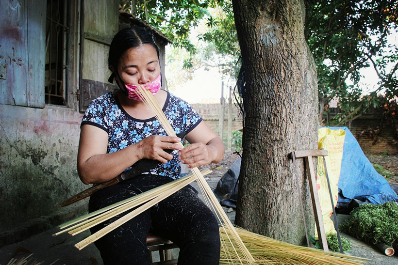 Cô Hồng, người dân địa phương đang chẻ hàng