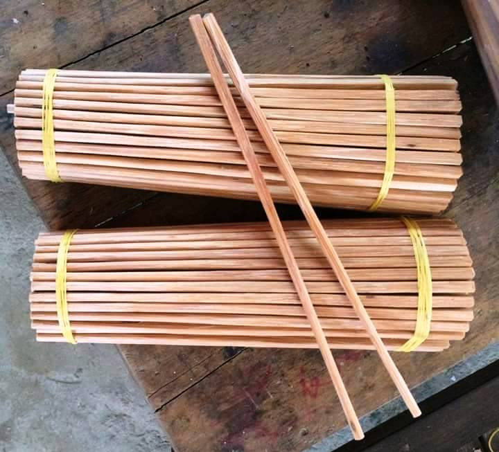 Đũa cau nang rưng không thật sự tinh xảo nhưng độ bền, độ bóng rất khác biệt. Ảnh: Mai Ka  Đũa cau nang rưng không thật sự tinh xảo nhưng độ bền, độ bóng rất khác biệt. Ảnh: Mai Ka