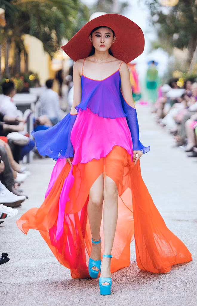 Cách chơi màu sắc đầy ngẫu hứng, nhưng mang lại sức hút mạnh mẽ cho thị giác người nhìn, chứng tỏ được kỹ năng thiết kế đầy tính chuyên môn của NTK.