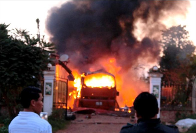Chiếc xe khách bốc cháy dữ dội. (nguồn internet) Chiếc xe khách bốc cháy dữ dội.