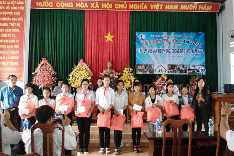 Trao học bổng cho 20 học sinh nghèo vượt khó.