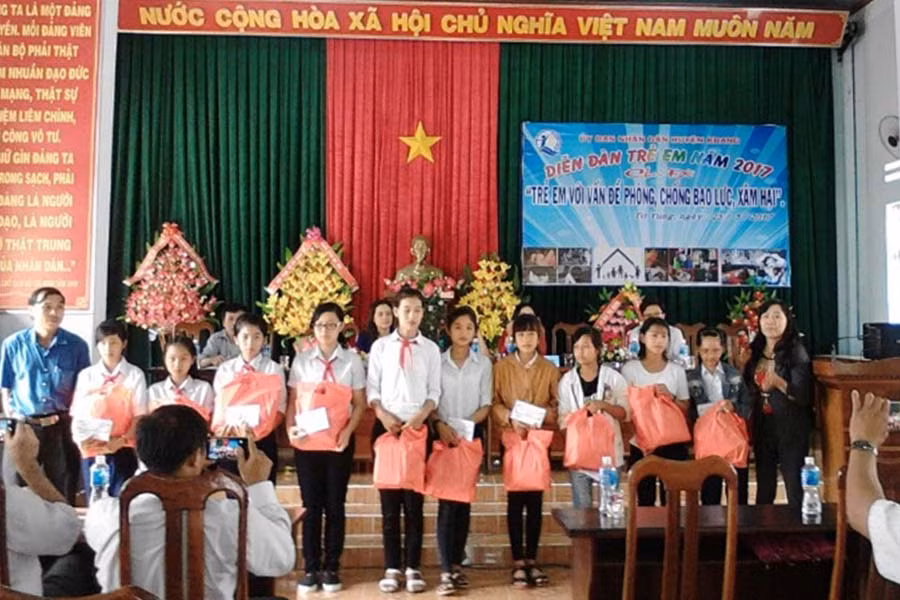 Trao học bổng cho 20 học sinh nghèo vượt khó.