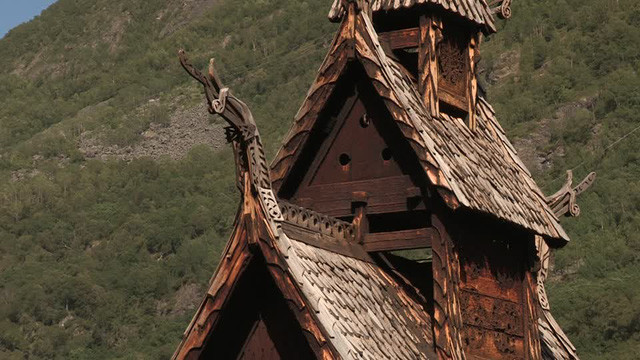 Phần mái được trạm khắc cầu kỳ.