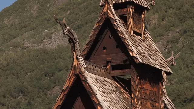 Phần mái được trạm khắc cầu kỳ.