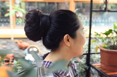 Chị ít khi xõa tóc, chỉ khi đi ngủ chị mới để tóc xõa xuống đầu giường. Hiện tại, chị làm việc tại một quán cá của gia đình ở TP Thái Bình, tỉnh Thái Bình.