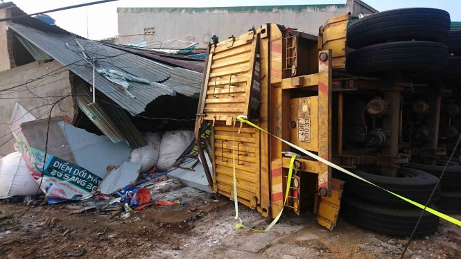 Phần đầu xe container chui hẳn vào nhà dân