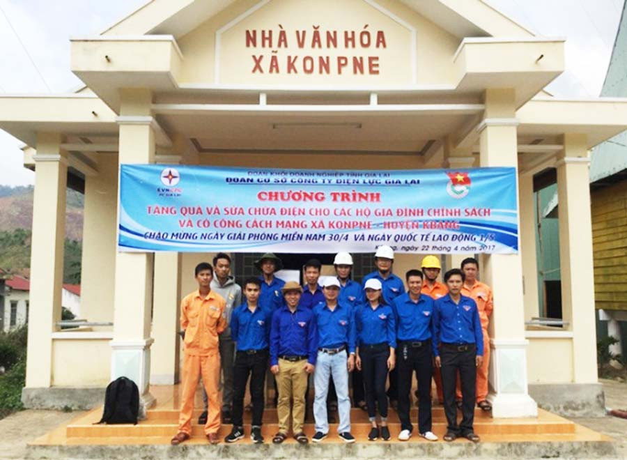 Tặng quà tại Kon Pne. Ảnh: H.D Tặng quà tại Kon Pne. Ảnh: H.D