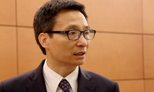 Phó thủ tướng Vũ Đức Đam bên hành lang Quốc hội ngày 22-5. Phó thủ tướng Vũ Đức Đam bên hành lang Quốc hội ngày 22/5.