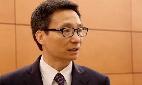 Phó thủ tướng Vũ Đức Đam bên hành lang Quốc hội ngày 22/5.