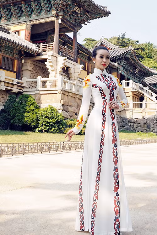 Nhà thiết kế Thuận Việt mang bộ sưu tập áo dài mới nhất giới thiệu ở lễ hội văn hóa 