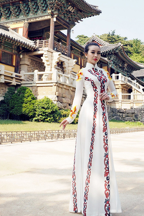 Nhà thiết kế Thuận Việt mang bộ sưu tập áo dài mới nhất giới thiệu ở lễ hội văn hóa "Những ngày TP. HCM tại Gyeongju" - chương trình kỷ niệm 25 năm thiết lập quan hệ ngoại giao Việt Nam - Hàn Quốc. Nhà thiết kế Thuận Việt mang bộ sưu tập áo dài mới nhất giới thiệu ở lễ hội văn hóa