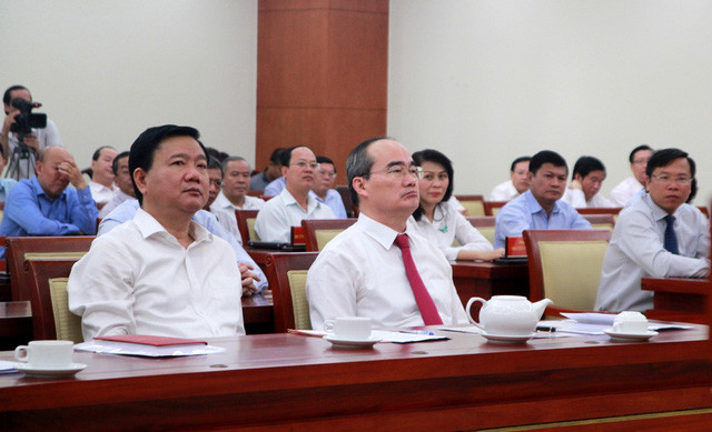 Ông Nguyễn Thiện Nhân và ông Đinh La Thăng trong buổi nhận quyết định phân công nhiệm vụ mới.