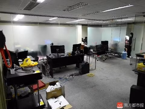 Các máy tính của đường dây đánh bạc.