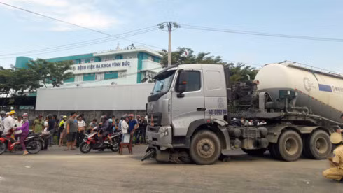 Sau cú tông mạnh, chiếc xe máy bị cuốn vào gầm xe bồn.