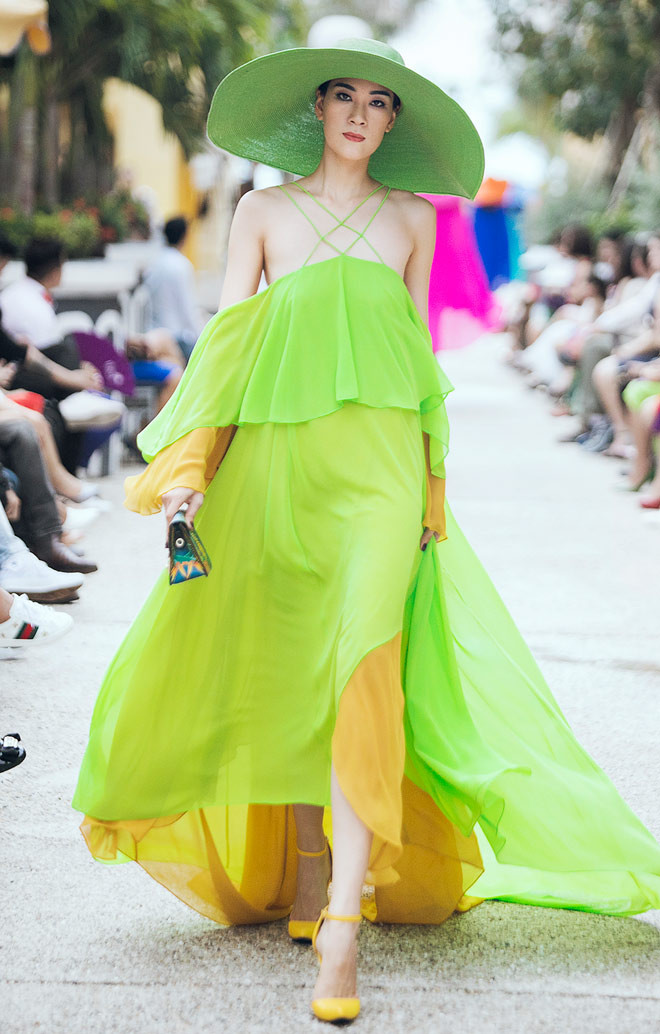 Những chiếc váy yếm đầy mộng mơ như thế này sẽ khiến cho bạn trở nên quyến rũ, nổi bật và độc nhất trên bãi biển ngày hè.