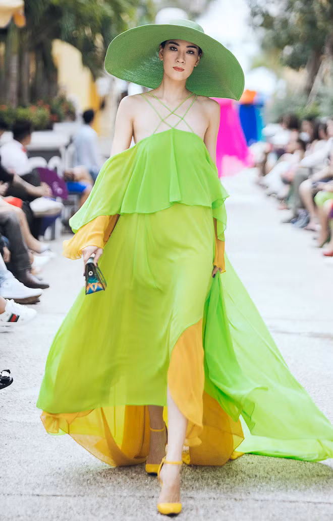 Những chiếc váy yếm đầy mộng mơ như thế này sẽ khiến cho bạn trở nên quyến rũ, nổi bật và độc nhất trên bãi biển ngày hè.