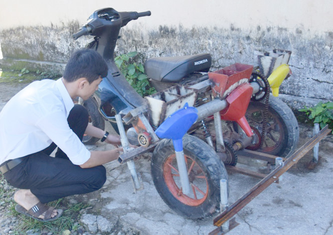 Nguyễn Quốc Toản bên chiếc máy gieo hạt Nguyễn Quốc Toản bên chiếc máy gieo hạt