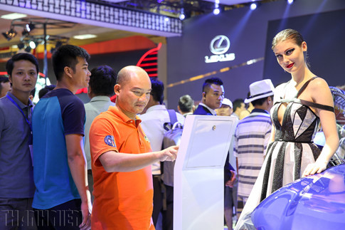 Ô tô liên tục giảm mạnh giá bán khiến không ít khách hàng phân vân 4