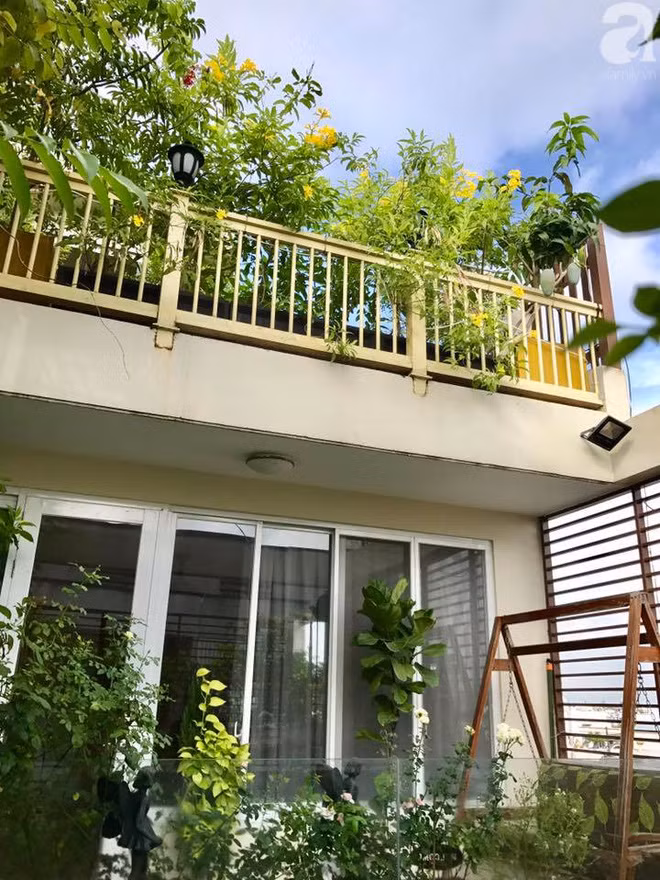 Khu vườn xanh mướt trên sân thượng nhìn từ ngoài vào.