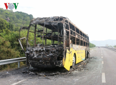 Chiếc xe bị cháy trơ khung bên vệ đường. Chiếc xe bị cháy trơ khung bên vệ đường.