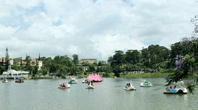 Đài sen khổng lồ thu hút nhiều khách du lịch