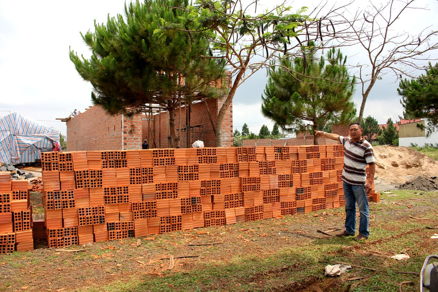 Nhiều người dân cho rằng họ đã có làm đơn gia hạn xây dựng nhưng vẫn bị công ty thu hồi đất. Ảnh: Q.T