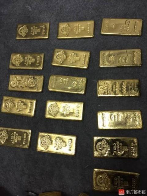 Vàng thỏi giấu dưới giường. Vàng thỏi giấu dưới giường.